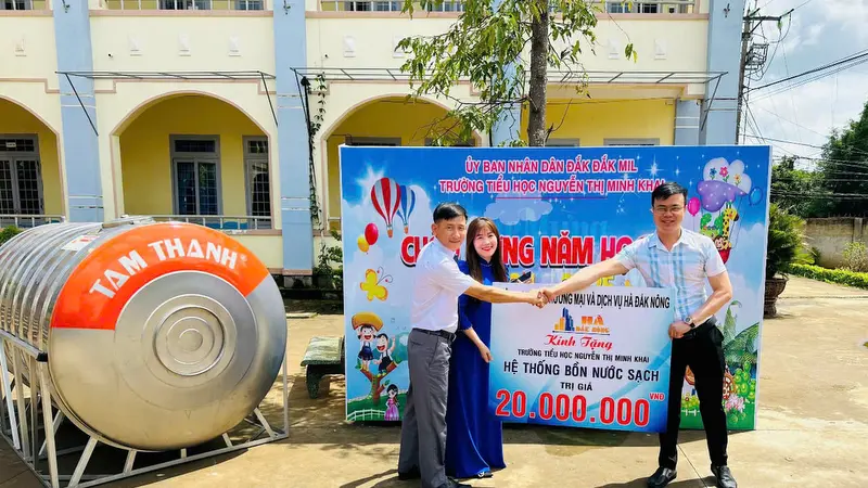 Ha Dak Nong 0329555655 Trao tang bon nuoc cho truong tieu hoc nguyen thi minh khai dak rla